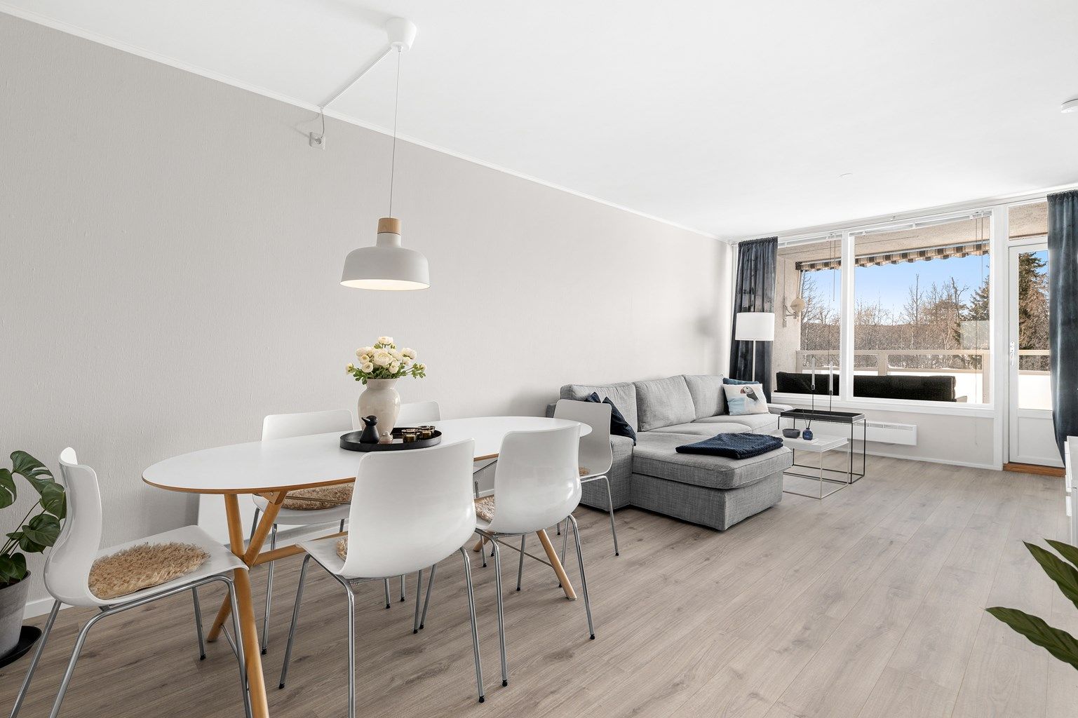 Velkommen til Fredbos vei 51, presentert av Terje Tveit i Krogsveen. Leiligheten inneholder Entre, 3 soverom, stue, kjøkken, bad/vaskerom, toalettrom og sydvestvendt balkong.