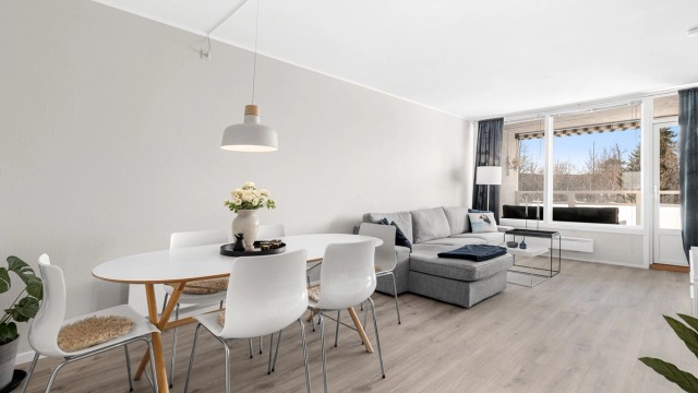 Velkommen til Fredbos vei 51, presentert av Terje Tveit i Krogsveen. Leiligheten inneholder Entre, 3 soverom, stue, kjøkken, bad/vaskerom, toalettrom og sydvestvendt balkong.