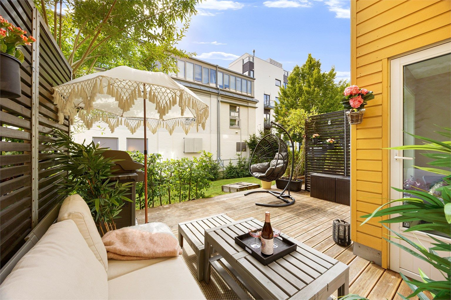En grønn oase med plass til møbler, gassgrill og plantekasser 