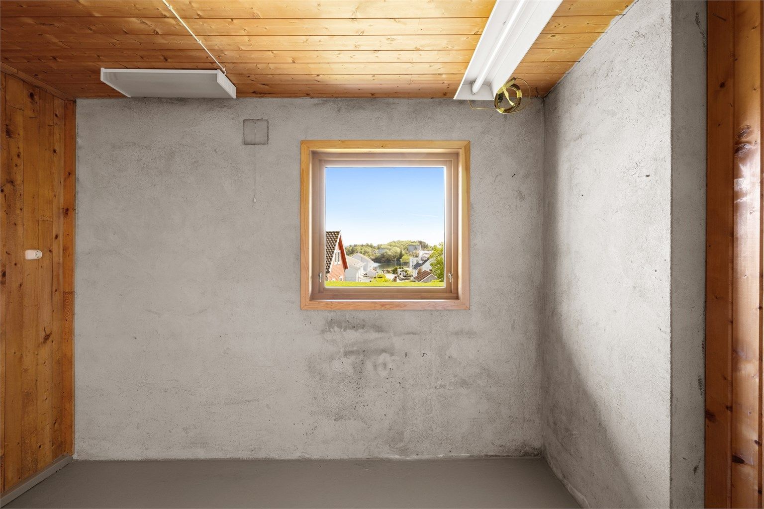 De to bodene er av god størrelse (se plantegning) med store vindusflater. 