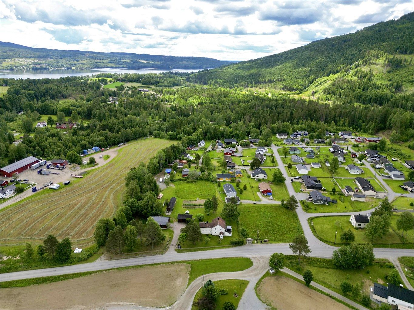 Eiendommen har en god beliggenhet i Hurdal.