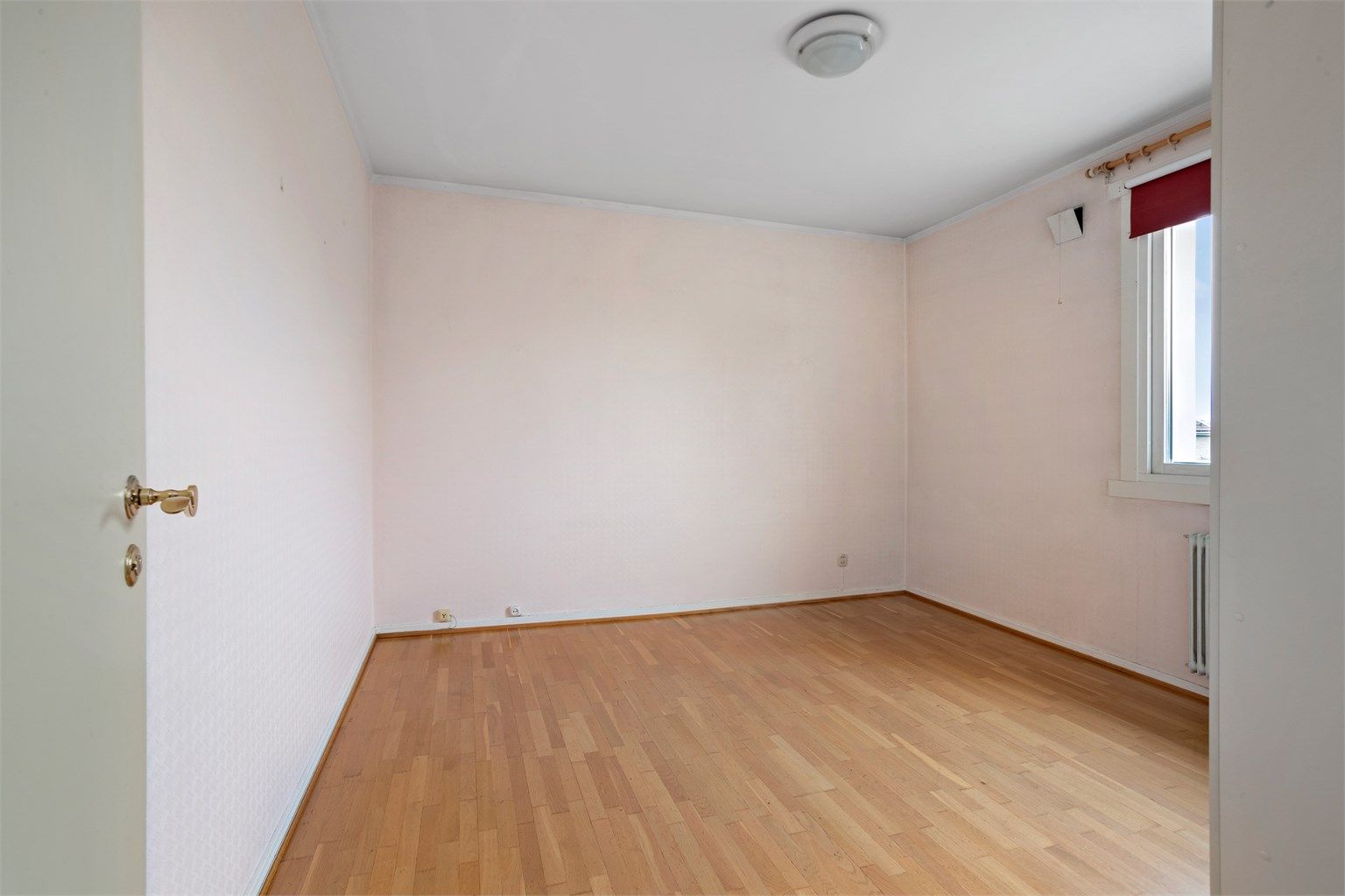 Hovedsoverommet har god plass til dobbeltseng og kommode.