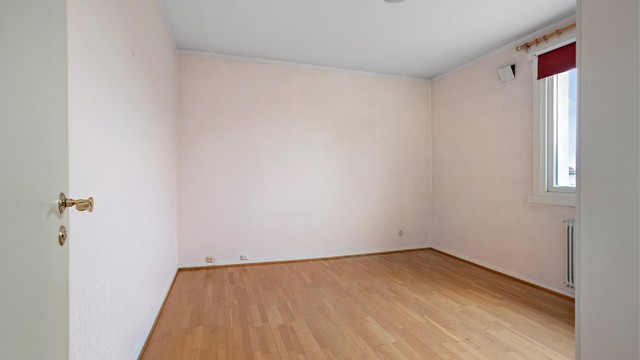 Hovedsoverommet har god plass til dobbeltseng og kommode.