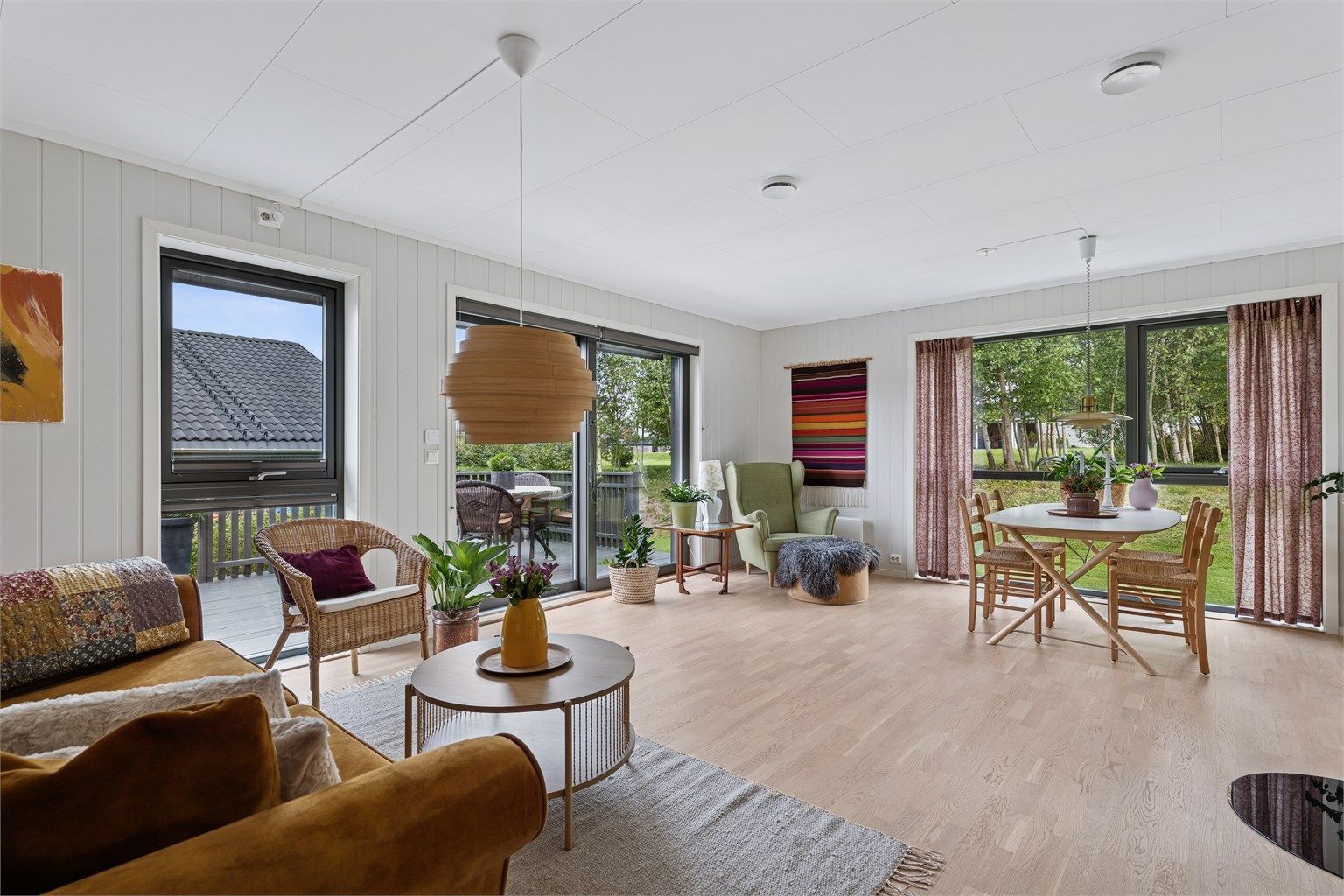 Svært gode lysforhold og fint utsyn mot naturen som man har rett utenfor. 