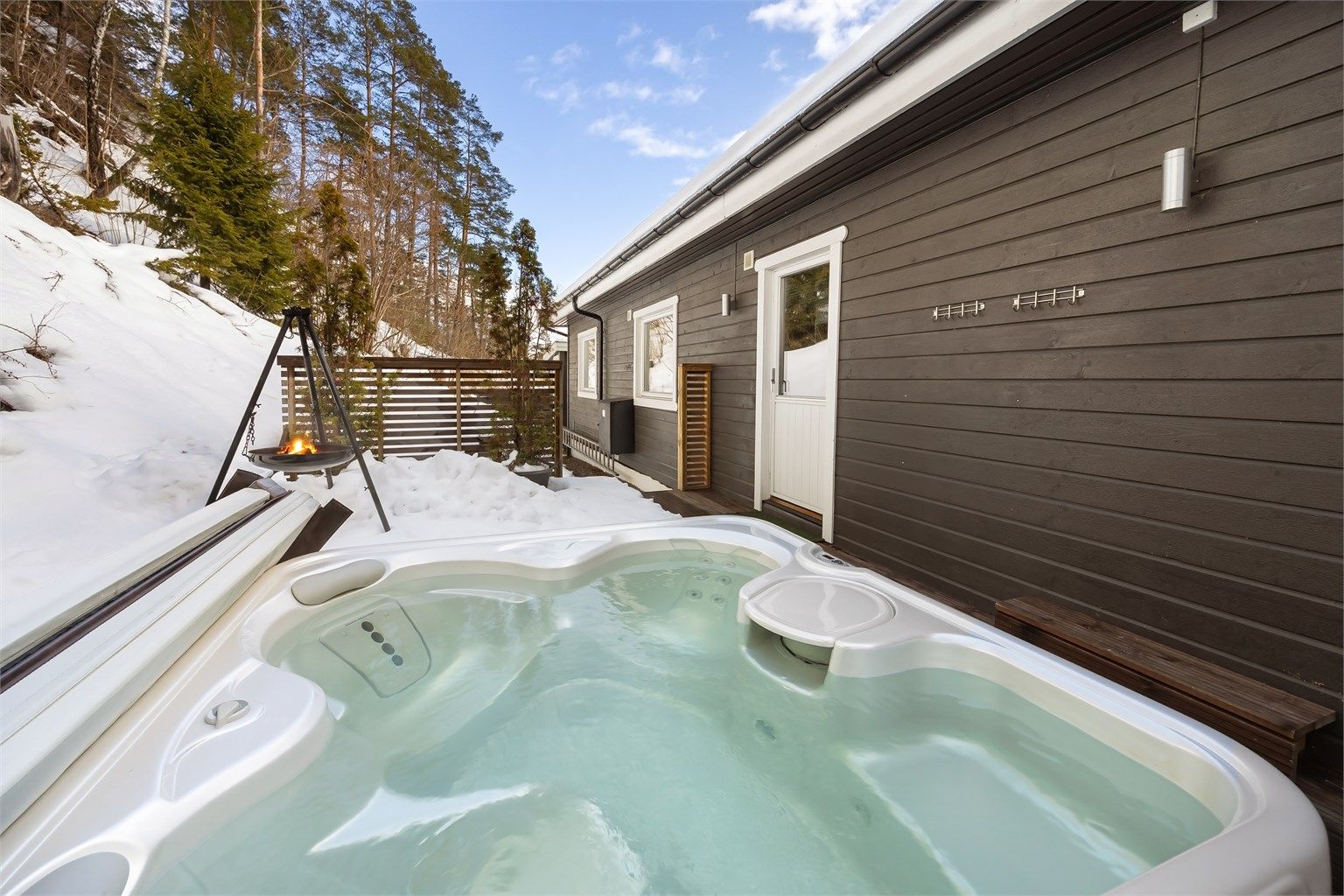 Montert boblebad bak huset, medfølger i handelen