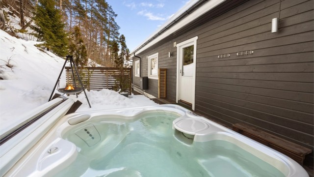 Montert boblebad bak huset, medfølger i handelen