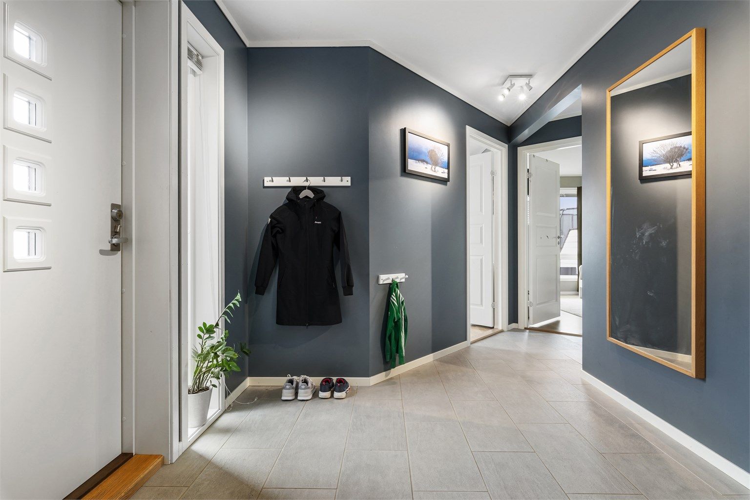 1.etasje - Gang: Her har man tilkomst til 3 soverom og bad/wc 1 og bad/wc 2 og trapp til 2.etasje