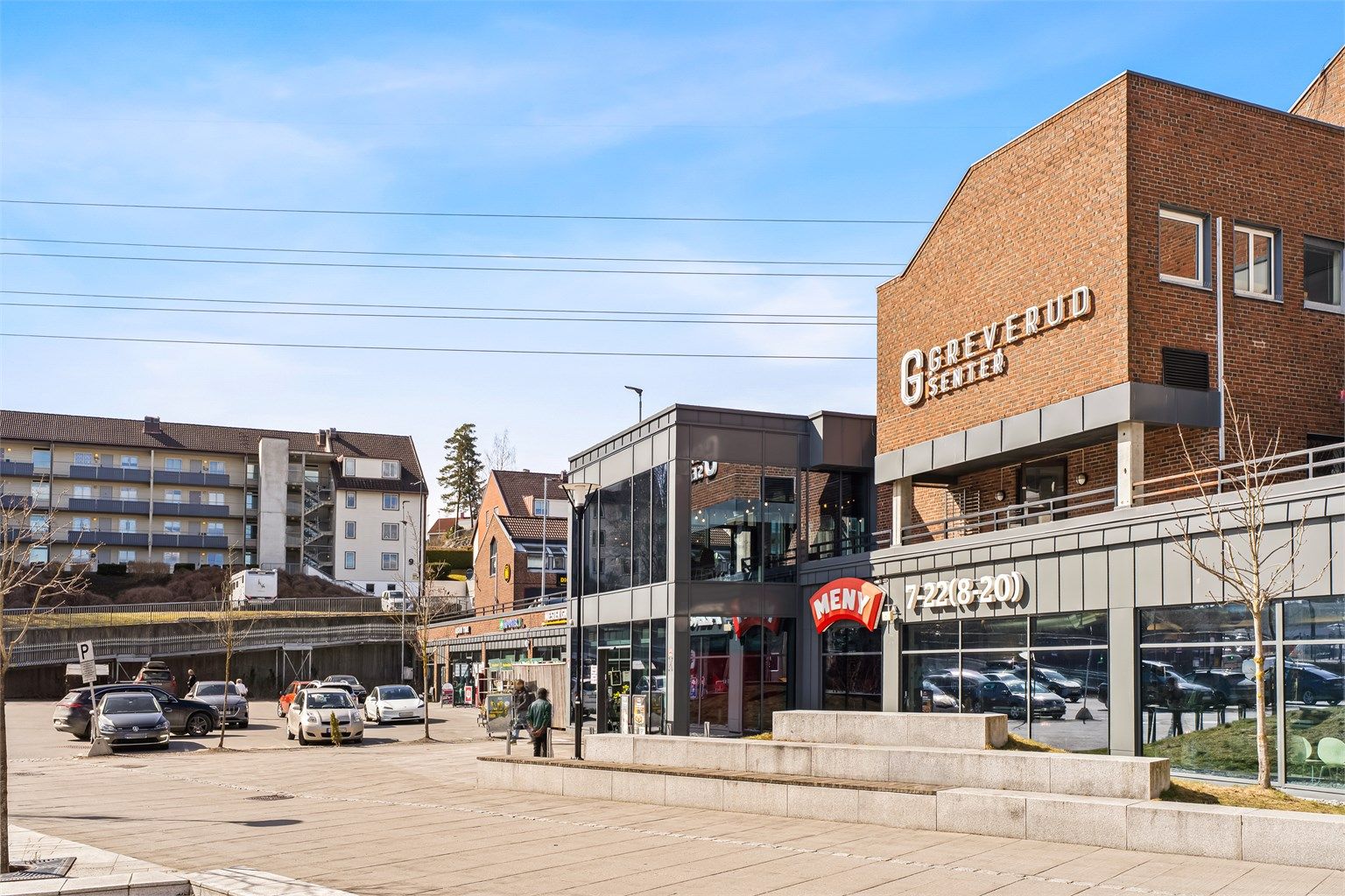Flåtestadveien 9 ligger rett på oversiden av Greverud Torg med enkel adkomst for daglig handel, apotek og blomsterbutikk