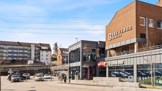 Flåtestadveien 9 ligger rett på oversiden av Greverud Torg med enkel adkomst for daglig handel, apotek og blomsterbutikk