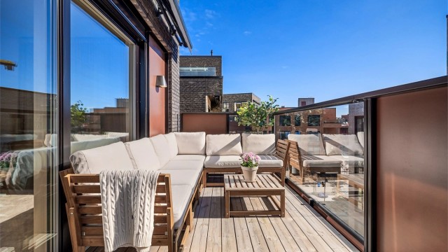 Lys og luftig toppleilighet med svært gode solforhold! Balkongen er utstyrt med innebygget markise, stikkontakt og lampe.