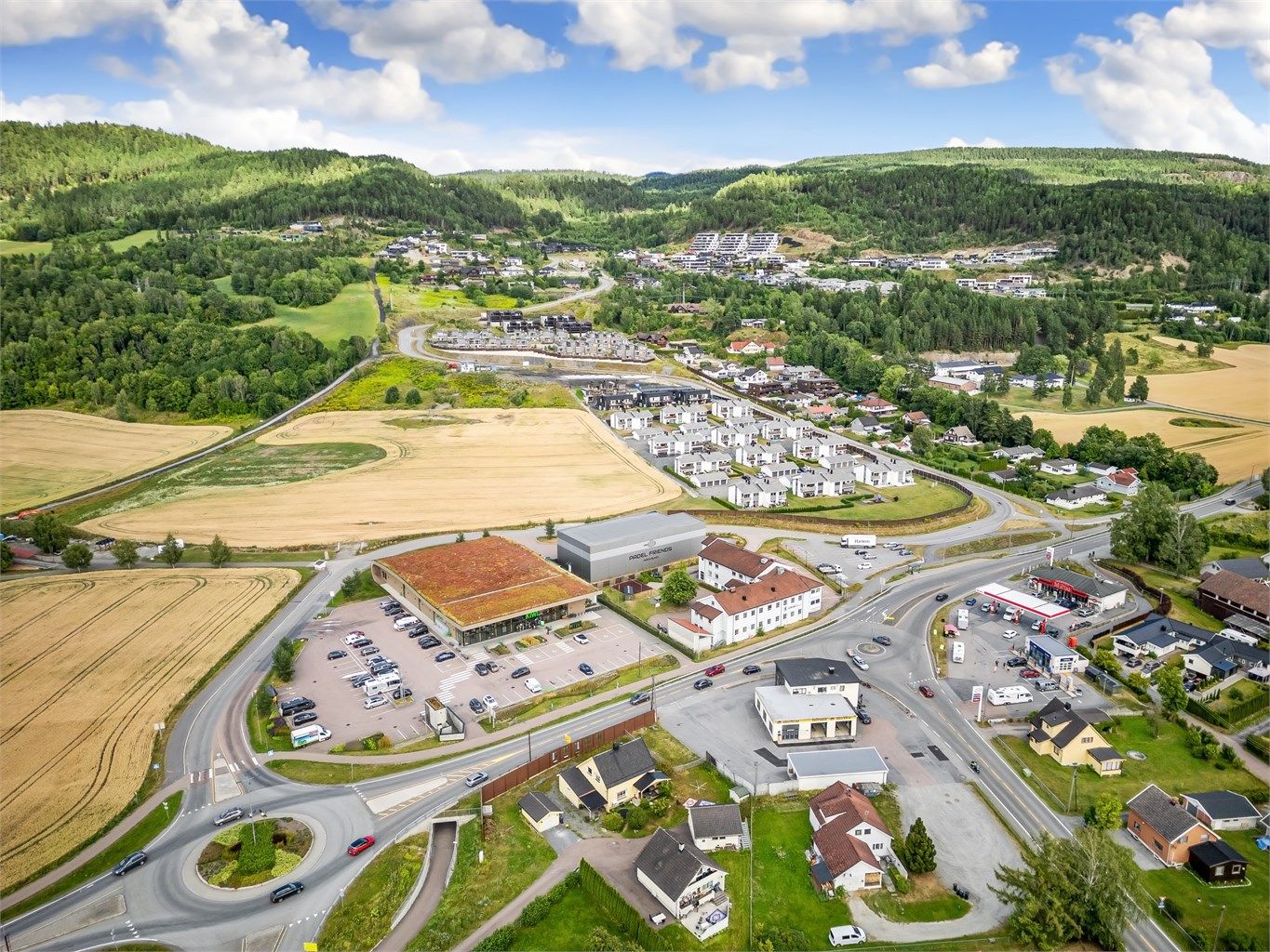 Nærhet til stor Kiwi butikk og padelhall