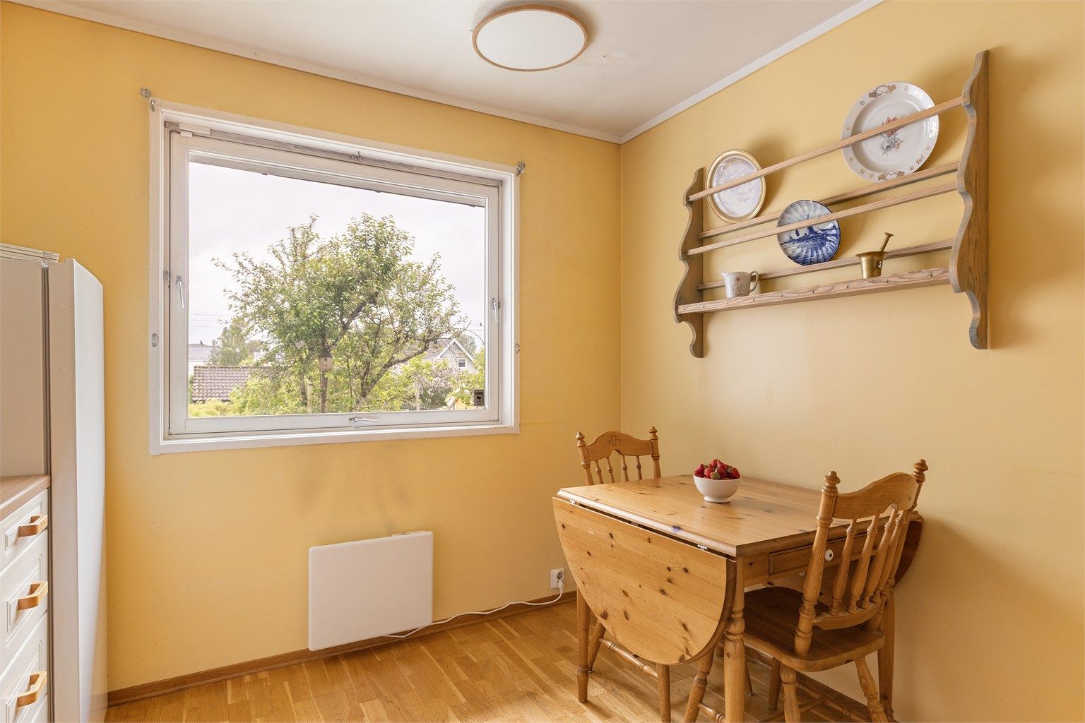 Det er også plass til et frokostbord på kjøkkenet ved vinduet