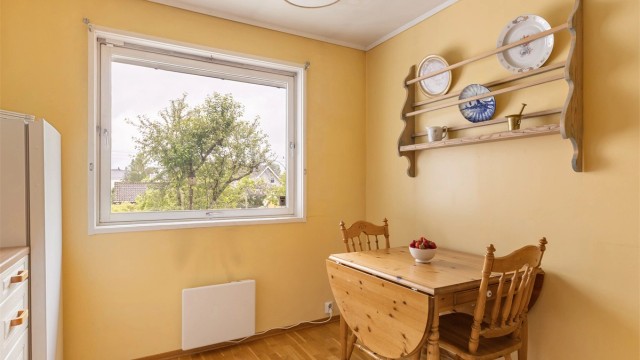 Det er også plass til et frokostbord på kjøkkenet ved vinduet