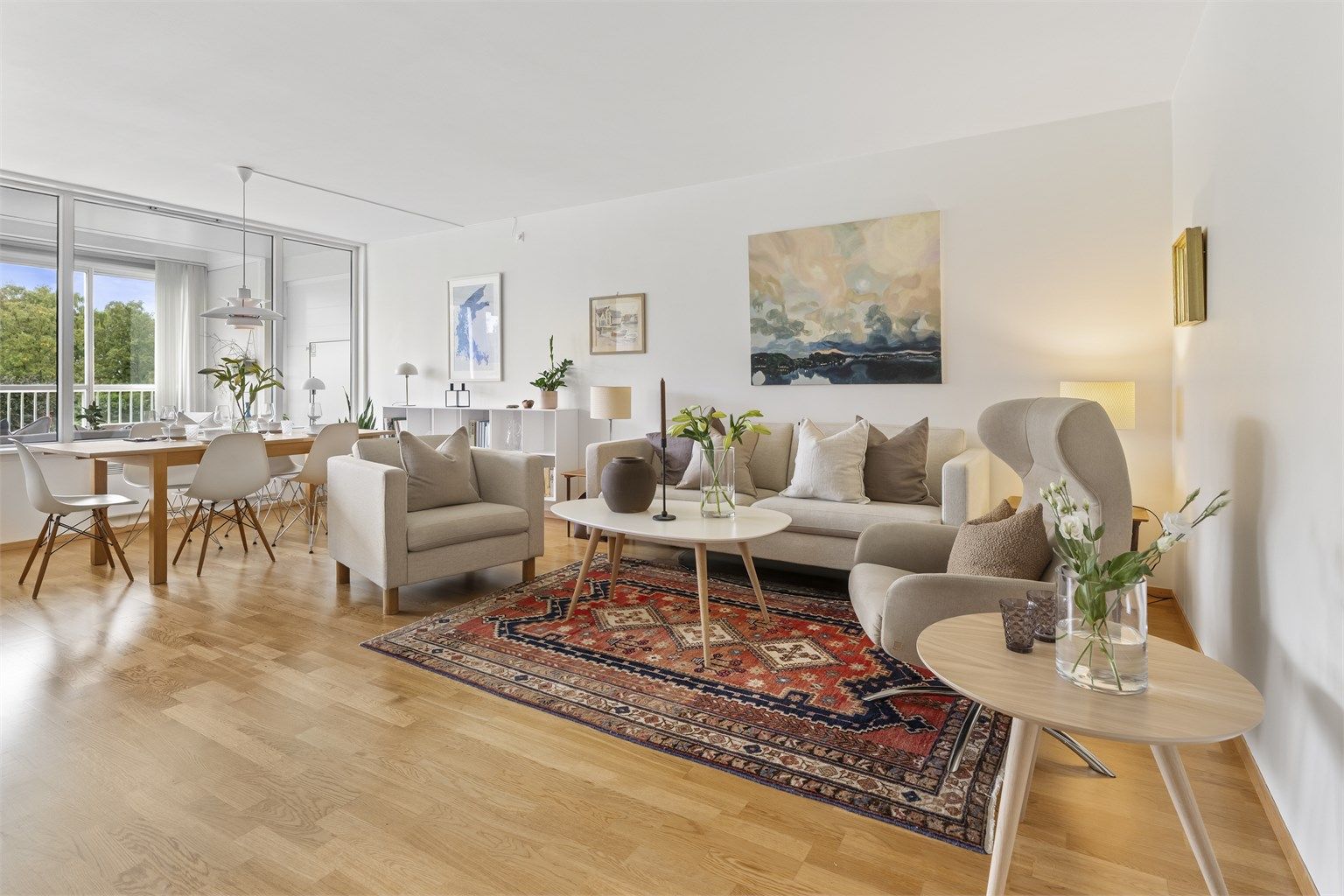 Leiligheten er gjennomgående og ligger i en høy 1. etasje.