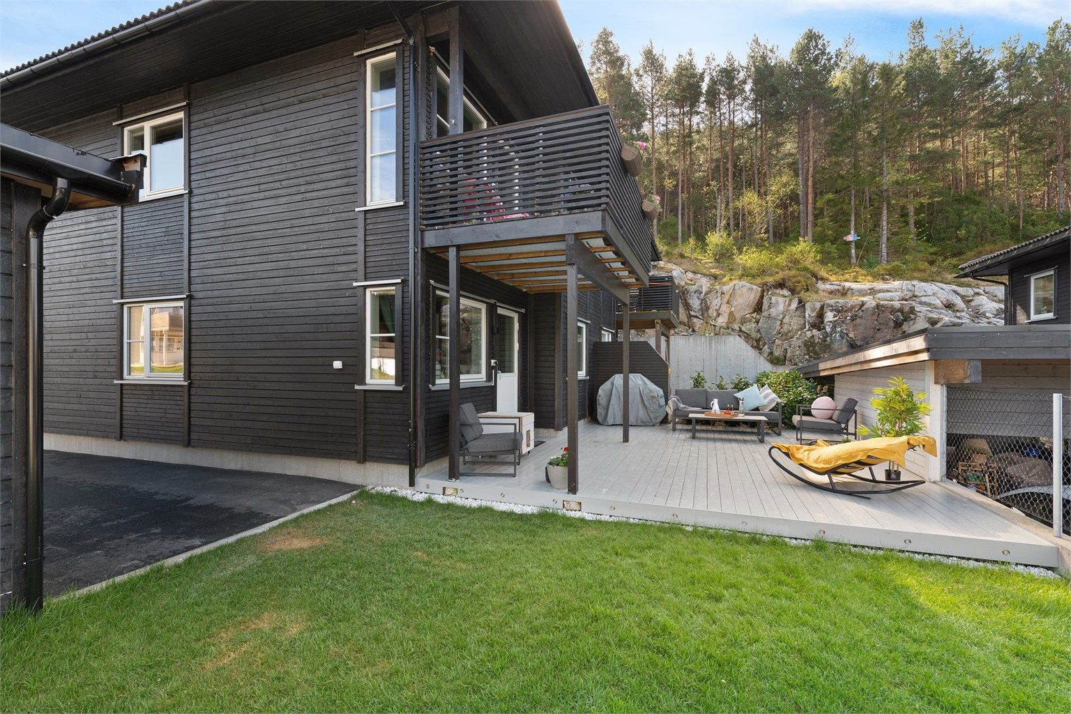 Velkommen til Rosendalsvegen 20A, en nyere moderne halvpart av vertikaldelt tomannsbolig med stor markterrasse + balkong, presentert av Daglig leder/Eiendomsmegler Preben Willmann