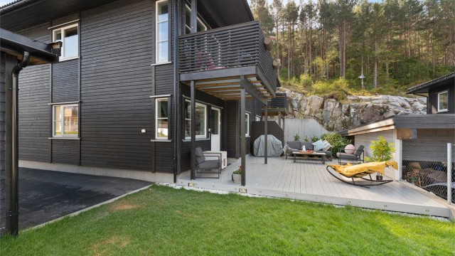 Velkommen til Rosendalsvegen 20A, en nyere moderne halvpart av vertikaldelt tomannsbolig med stor markterrasse + balkong, presentert av Daglig leder/Eiendomsmegler Preben Willmann