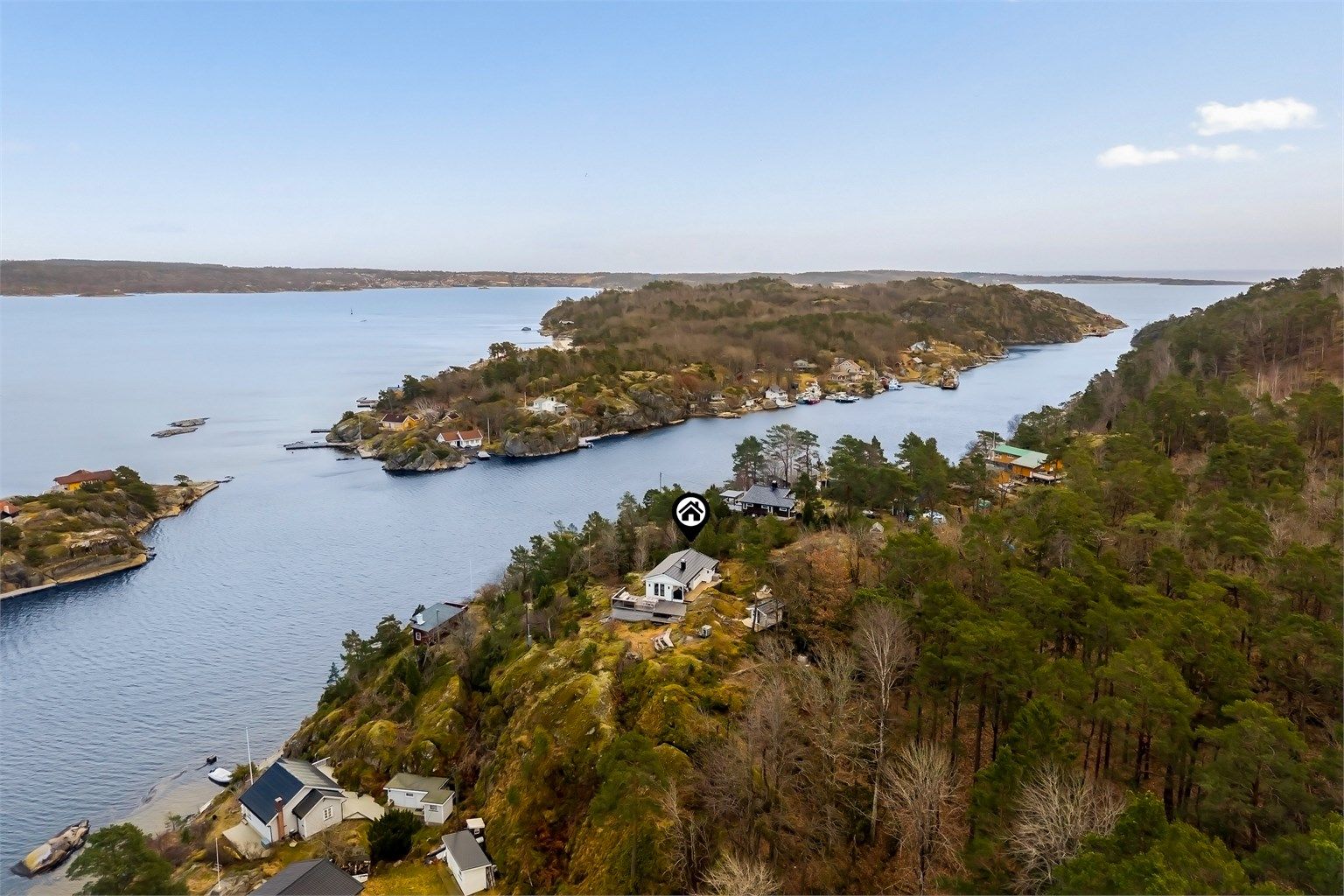 Helgeroa ligger rett på andre siden av fjorden.