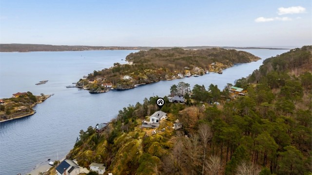 Helgeroa ligger rett på andre siden av fjorden.
