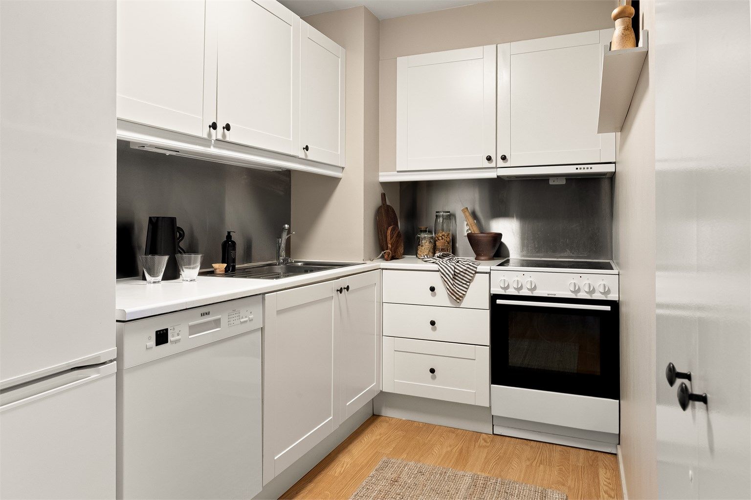 Komfyr og oppvaskmaskin medfølger. Det er installert komfyrvakt og Waterguard.