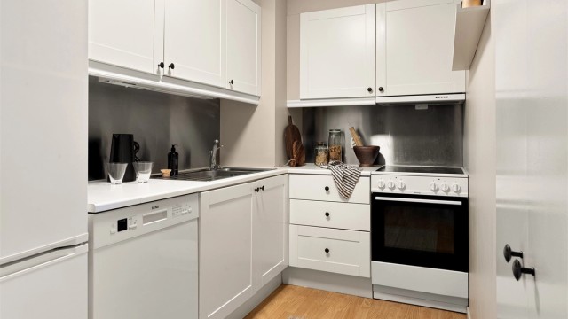 Komfyr og oppvaskmaskin medfølger. Det er installert komfyrvakt og Waterguard.