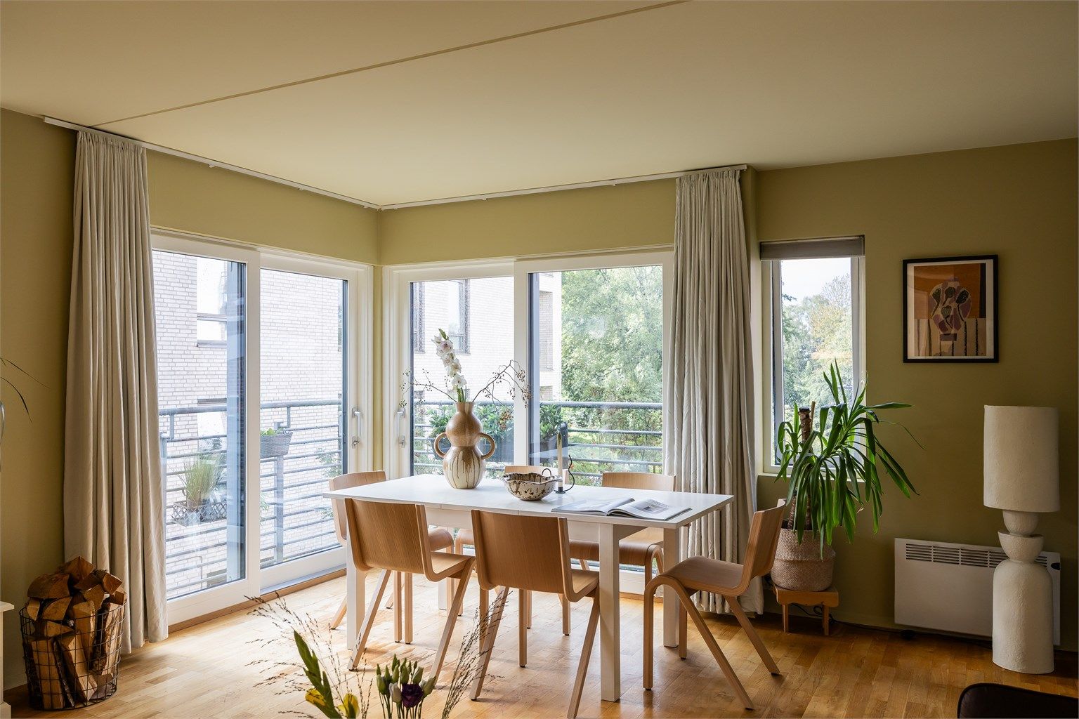 Store vinduer slipper inn rikelig med naturlig lys og skaper en lys og luftig atmosfære.