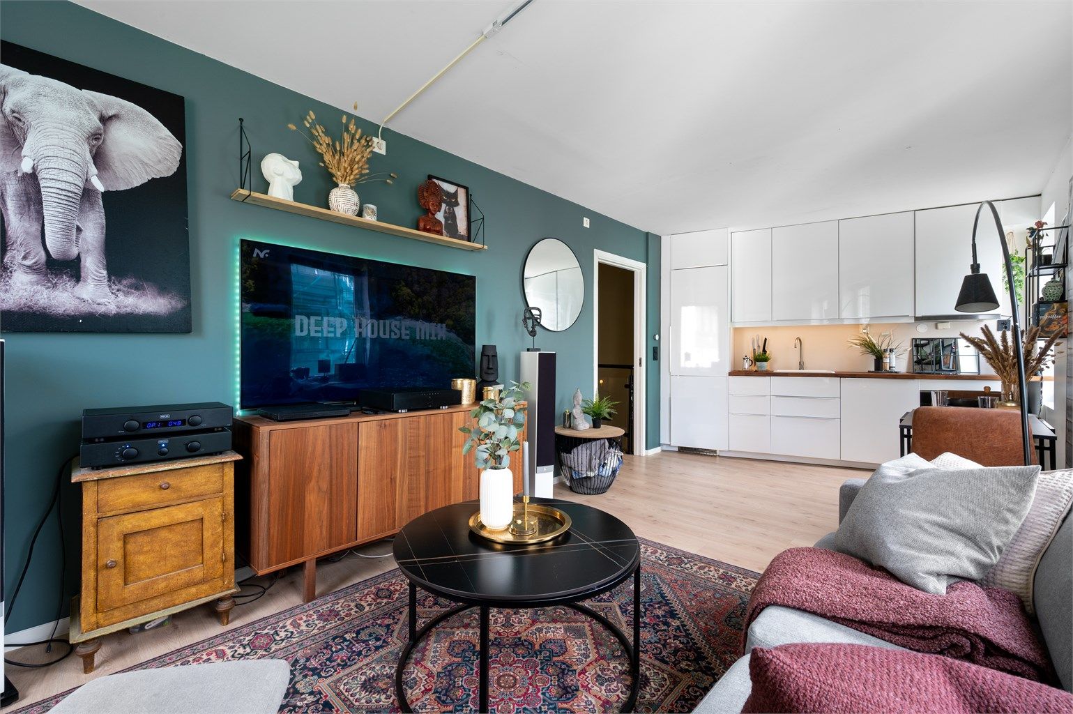 Behagelige fargetoner og store vindusflater sørger for masse naturlig lys og en god atmosfære