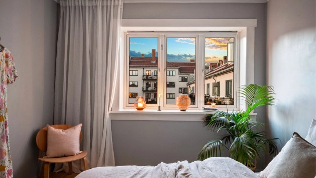 Vinduet vender mot nordøst og dette rommet holder seg svalt på kveldstid på sommeren - her kan man sove godt!