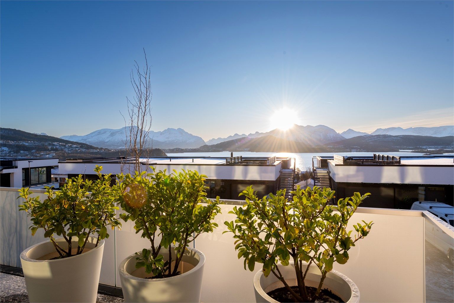 Fra  balkongen er det panoramautsikt mot Borgundfjorden og Sunnmørsfjella