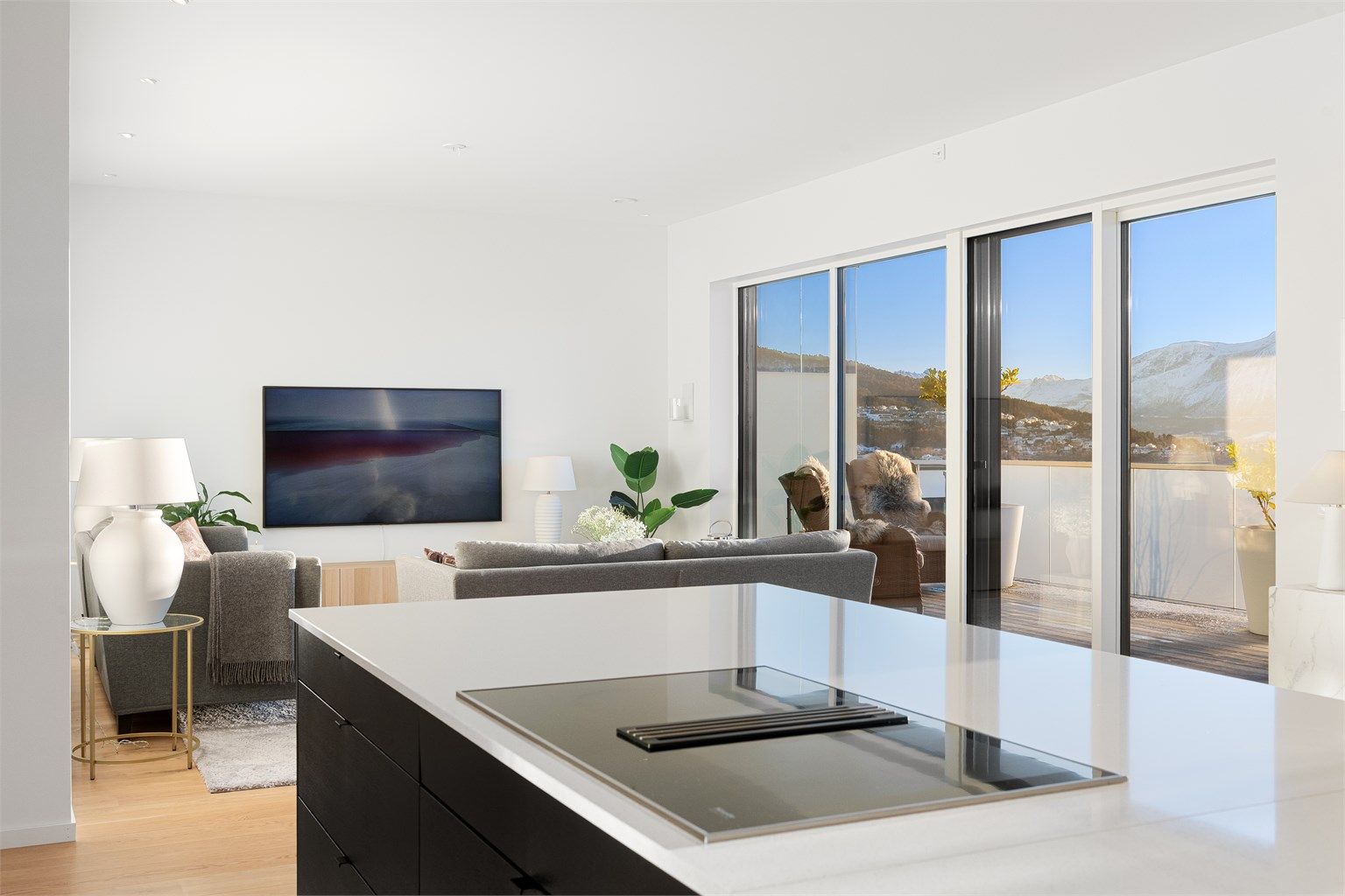 Fra kjøkkenøy mot stue