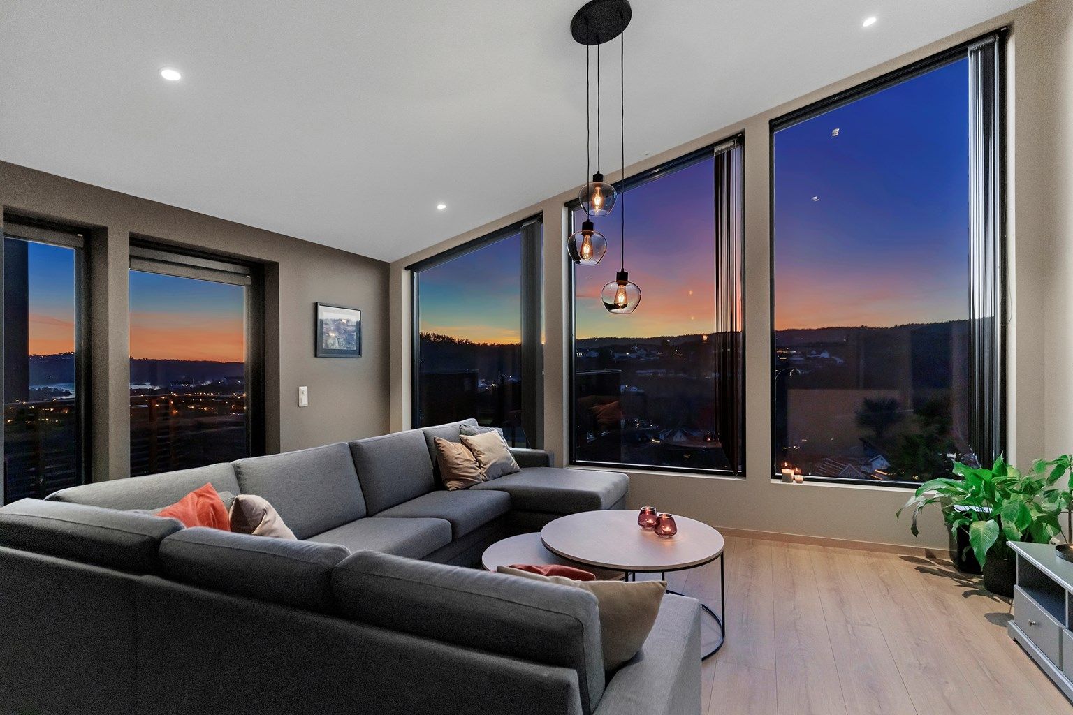 Velkommen til denne flotte leiligheten over 2 plan i Kvernhuslia 9C, presentert av Jon Fadnes i Krogsveen.