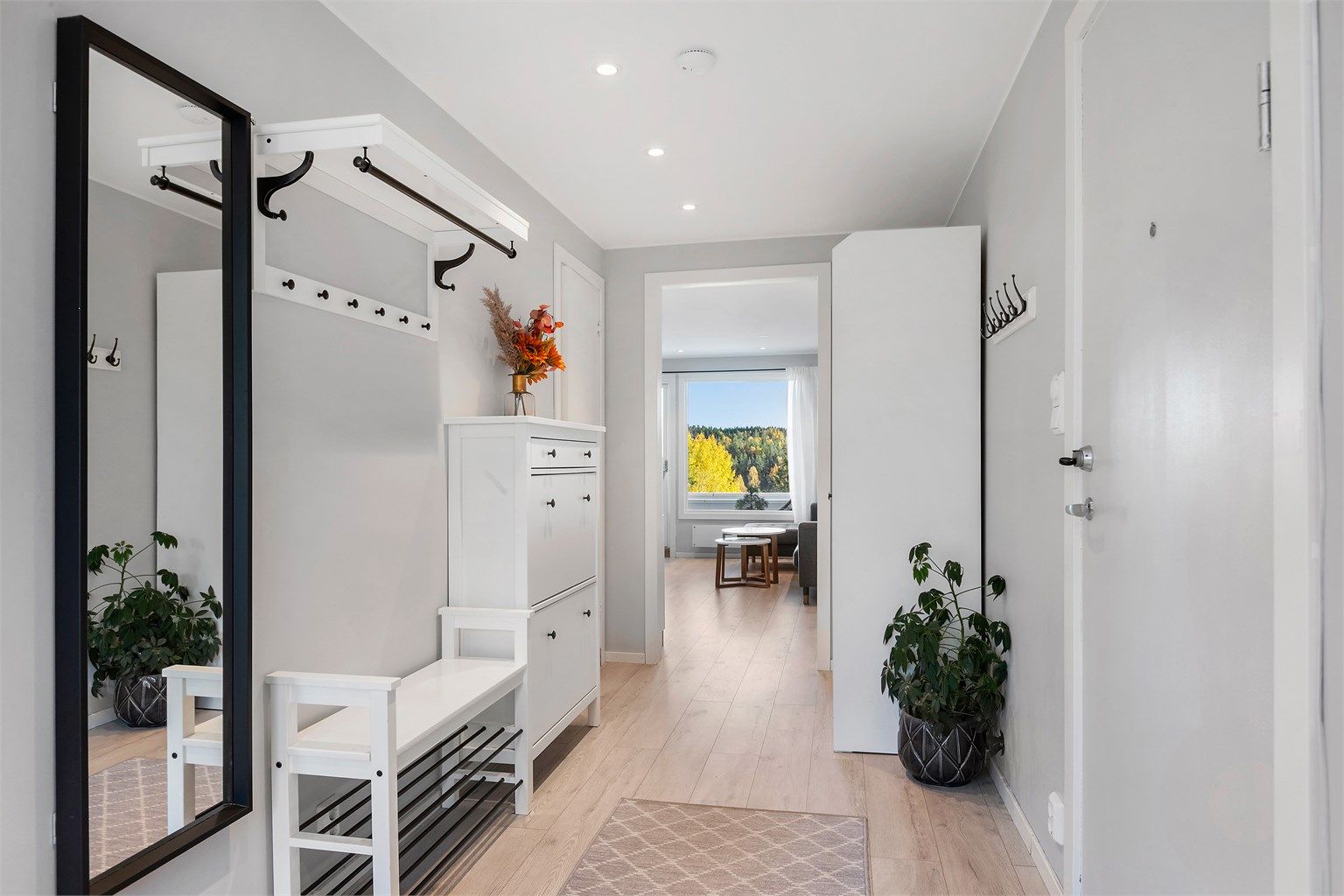 Entré med downlights og god plass til oppheng av yttertøy.