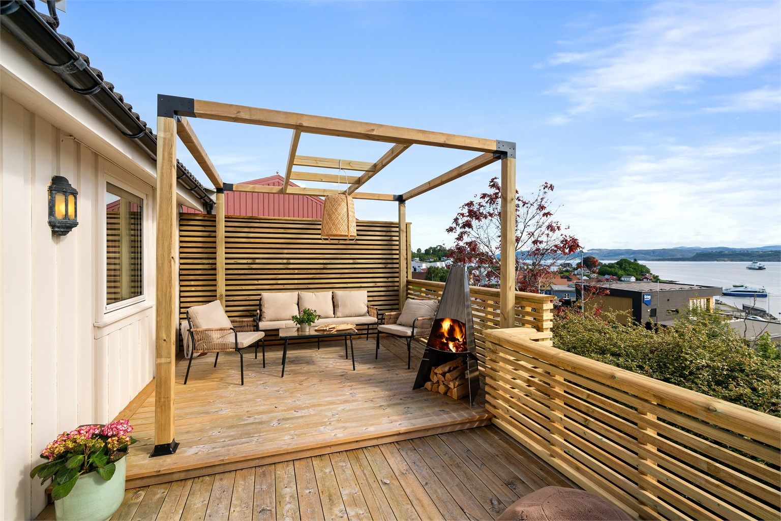 Den store terrassen med sjøutsikt gir en fantastisk ramme for uteliv.
Foto: Hanne Tolleshaug