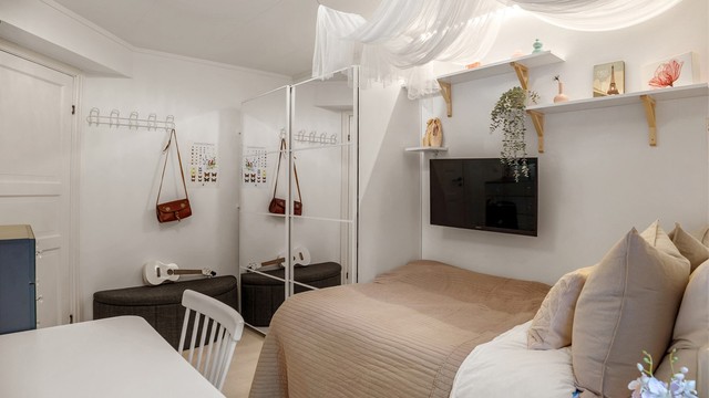 Skyvedørsgarderobe av god størrelse.