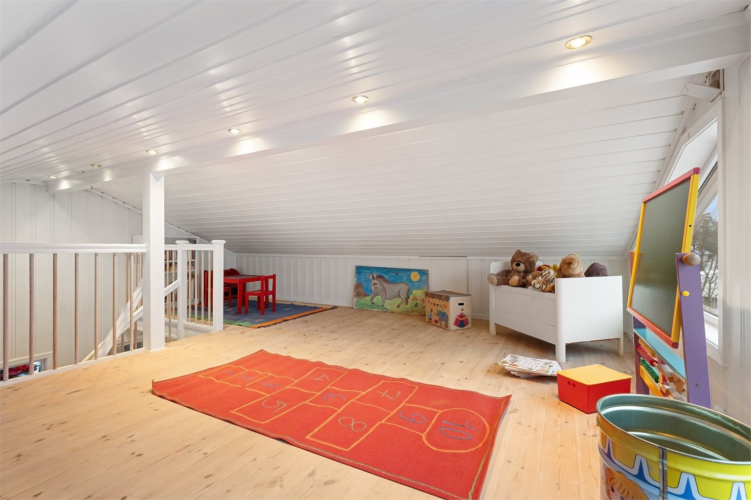 Hemsen har god takhøyde og er et fleksibelt areal for familien.