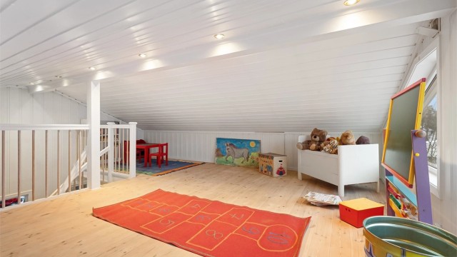Hemsen har god takhøyde og er et fleksibelt areal for familien.