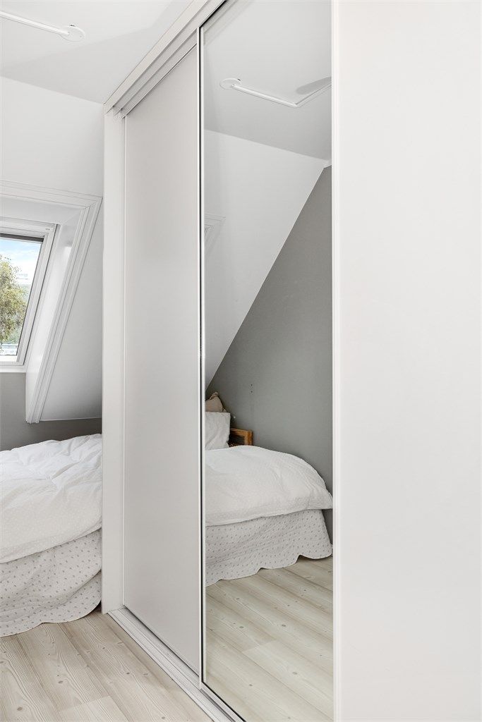 Skyvedørsgarderobe med speilfronter gir god romfølelse.