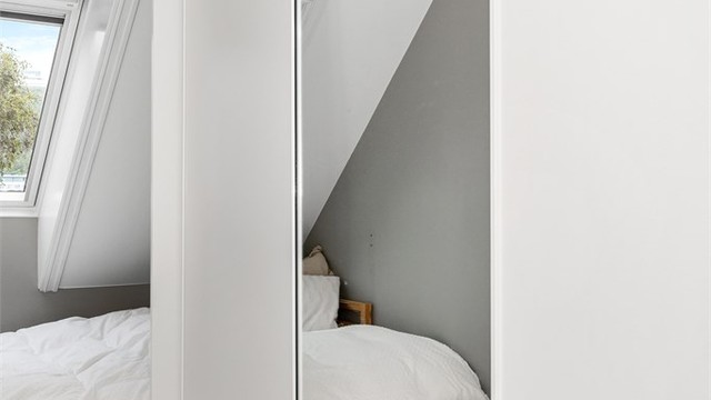 Skyvedørsgarderobe med speilfronter gir god romfølelse.