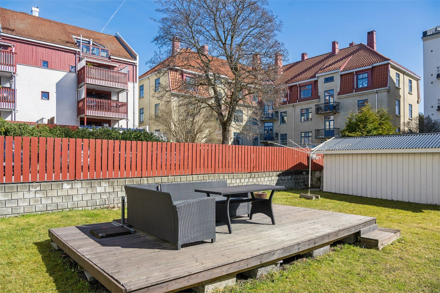 Koselig bakgård der man kan både sole seg og nyte finværet.