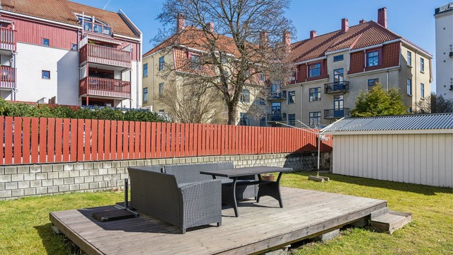 Koselig bakgård der man kan både sole seg og nyte finværet.