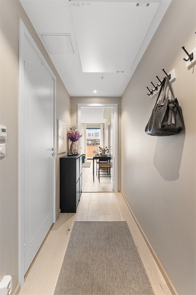 Gjennomgående parkett i alle oppholdsrom gir et helhetlig inntrykk.