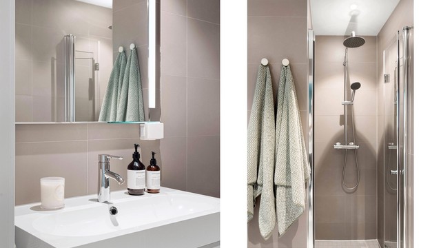 Badet er innredet med vegghengt toalett, dusj med foldevegg og opplegg for vaskemaskin.