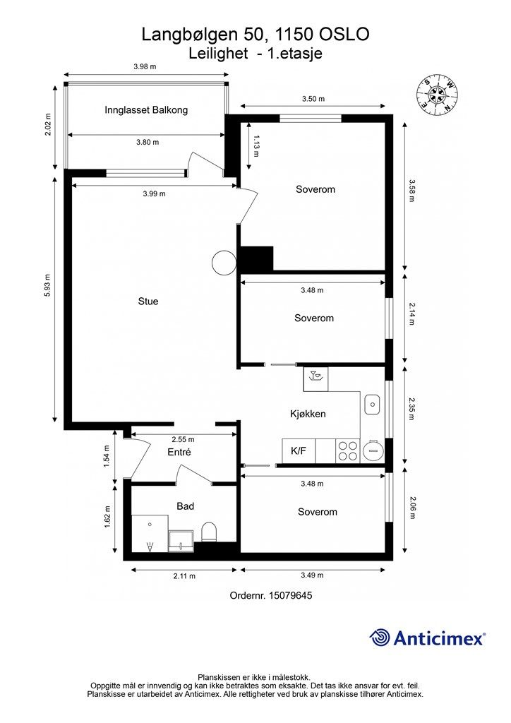 Leiligheten har en arealeffektiv planløsning med tre soverom og delvis åpen løsning mot stuen.
