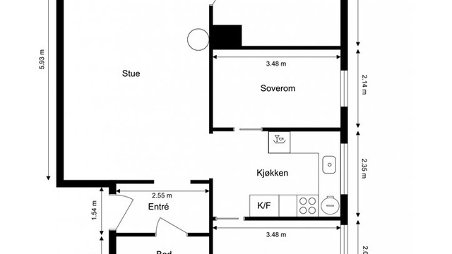 Leiligheten har en arealeffektiv planløsning med tre soverom og delvis åpen løsning mot stuen.