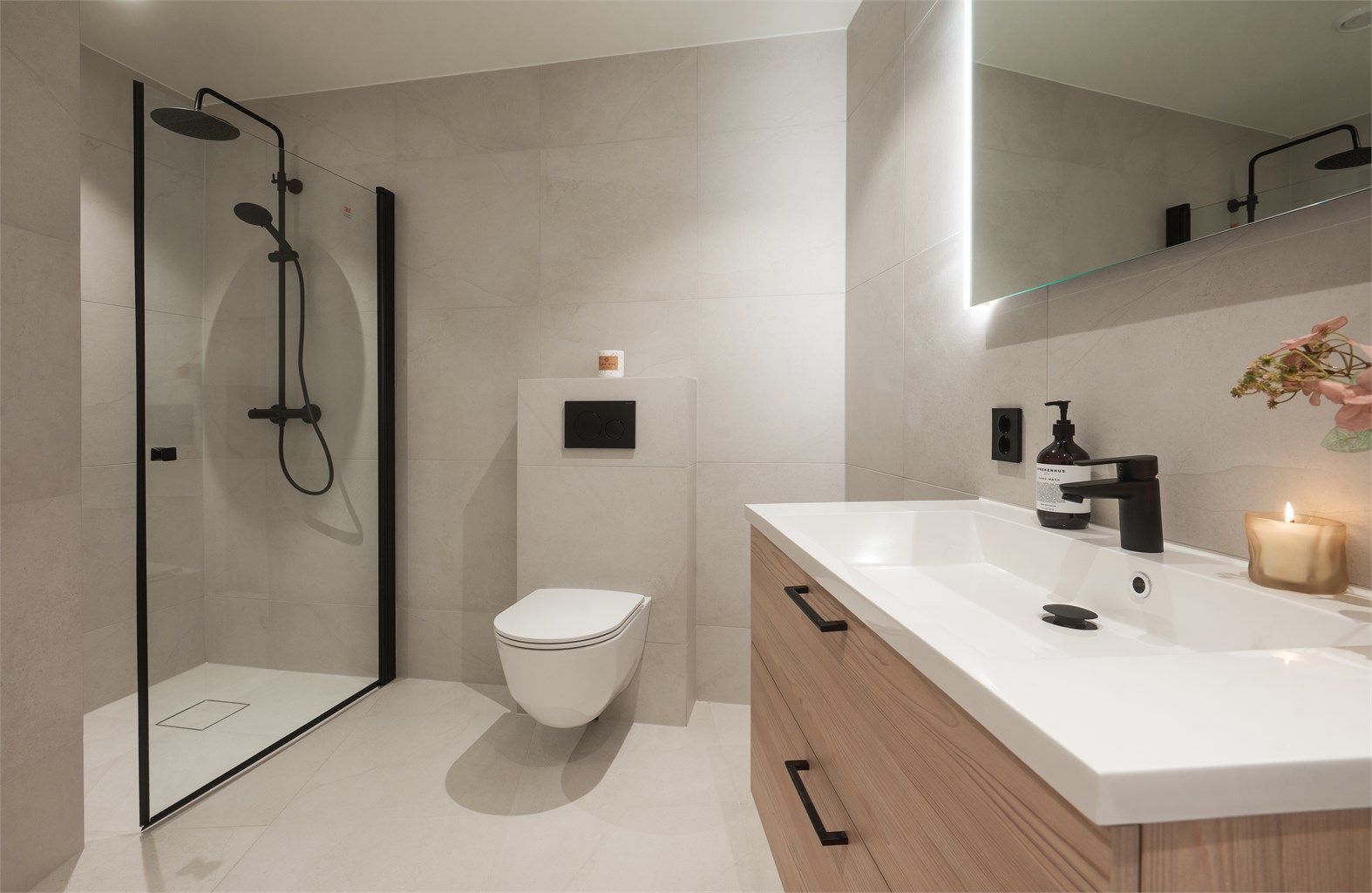 Hovedbadet er flislagt og har en romslig dusjsone med regnfallsdusj.