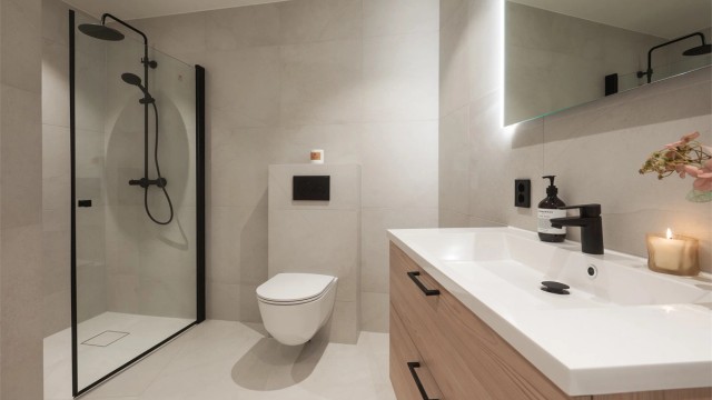 Hovedbadet er flislagt og har en romslig dusjsone med regnfallsdusj.