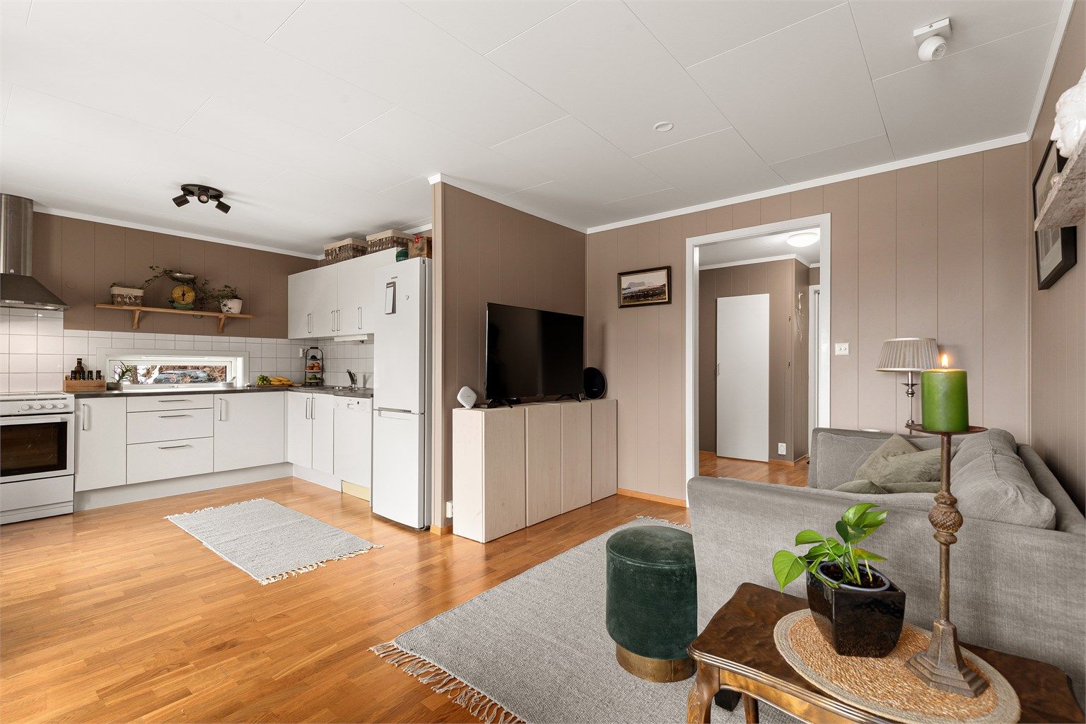 Åpen løsning mellom stue og kjøkken 