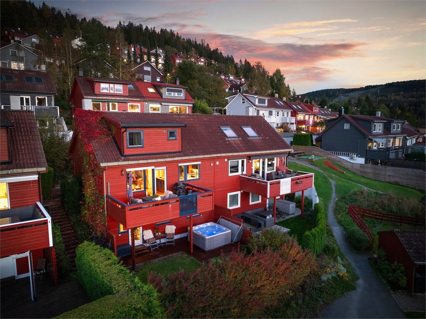 Attraktiv familiebolig med takopplett og innholdsrik, familievennlig planløsning