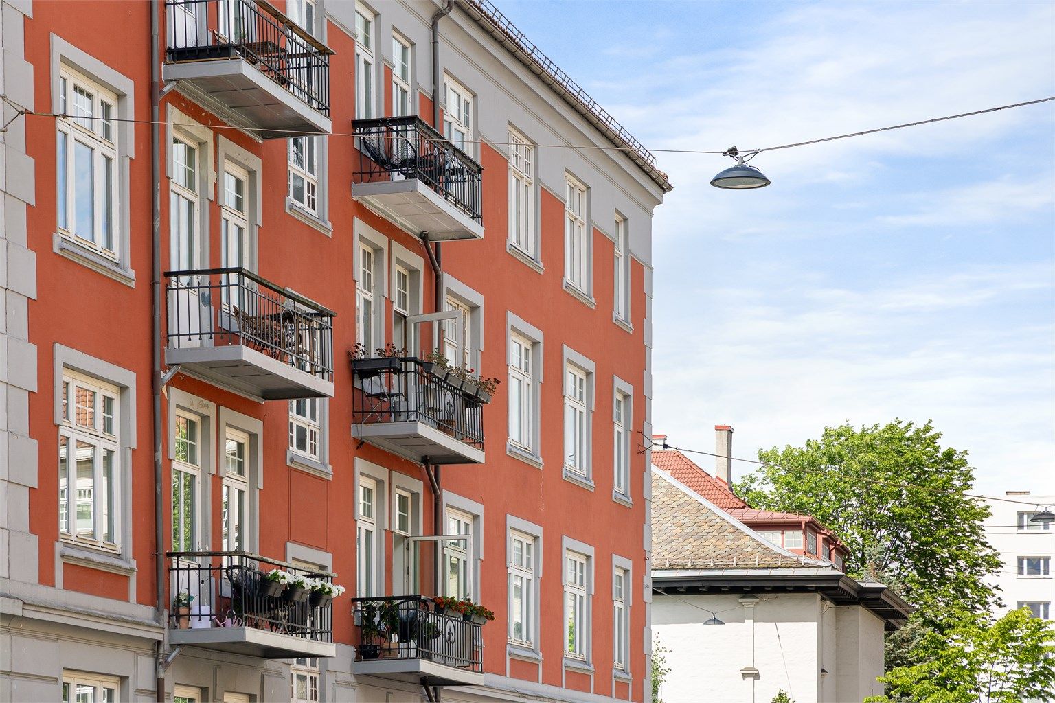 Bygården har en karakteristisk fasade og er en del av et etablert og attraktivt nabolag.