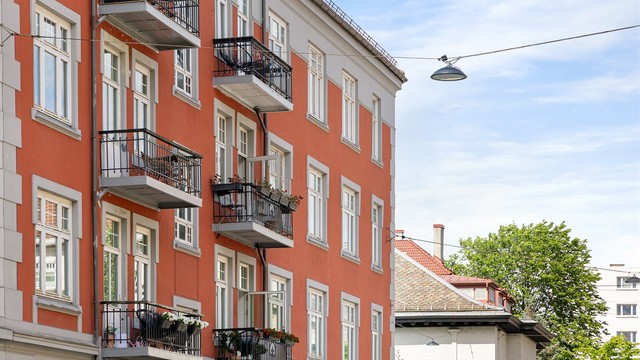 Bygården har en karakteristisk fasade og er en del av et etablert og attraktivt nabolag.