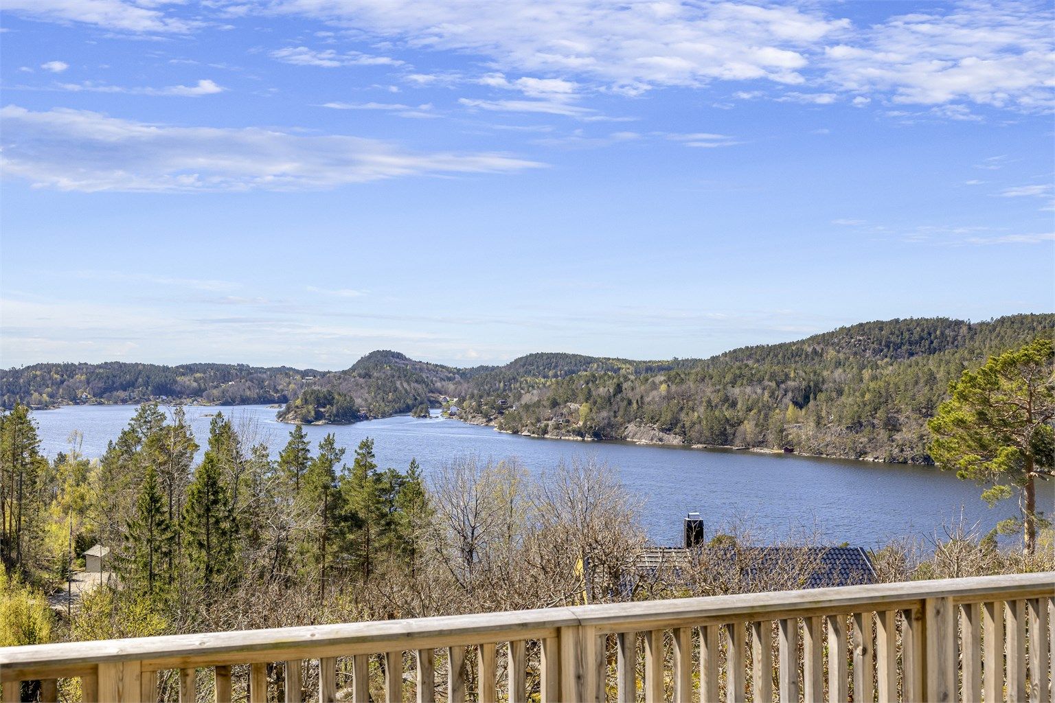 Fra eiendommen er det sjøutsikt til både Oksefjorden og Eikelandsfjorden.